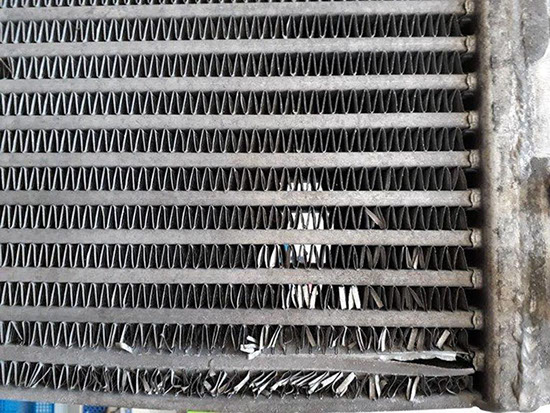 Zerstörte Kühlrippen durch eingefrorenes Kondenswasser