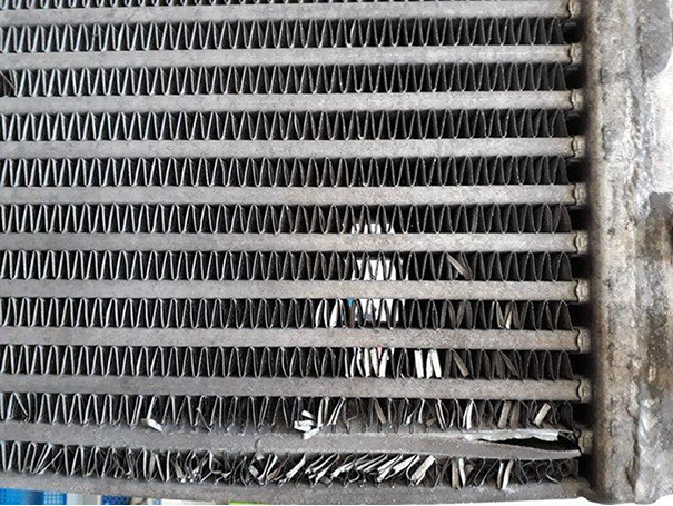 Zerstörte Kühlrippen durch eingefrorenes Kondenswasser