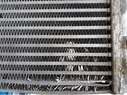 Zerstörte Kühlrippen durch eingefrorenes Kondenswasser