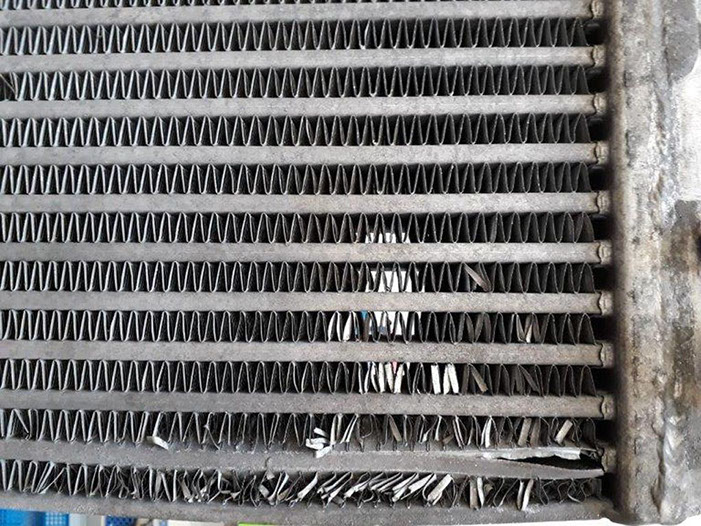 Zerstörte Kühlrippen durch eingefrorenes Kondenswasser