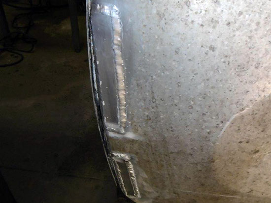 Alugeschweißte Undichtigkeiten an einem Lkw Tank