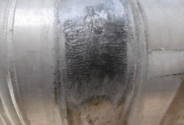 Lkw-Tank Korrosion unter dem Spannband