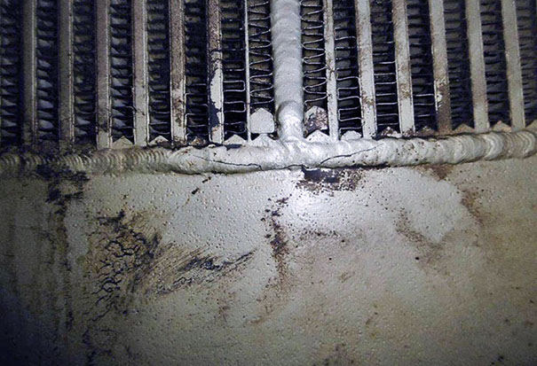 Riss in gepfuschter alter Schweißnaht eines Biogas-Ladeluftkühler