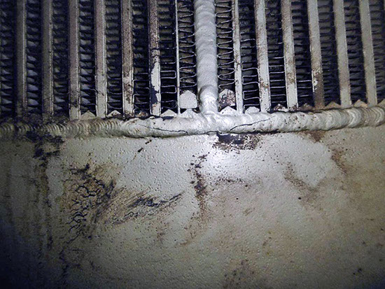 Riss in gepfuschter alter Schweißnaht eines Biogas-Ladeluftkühler