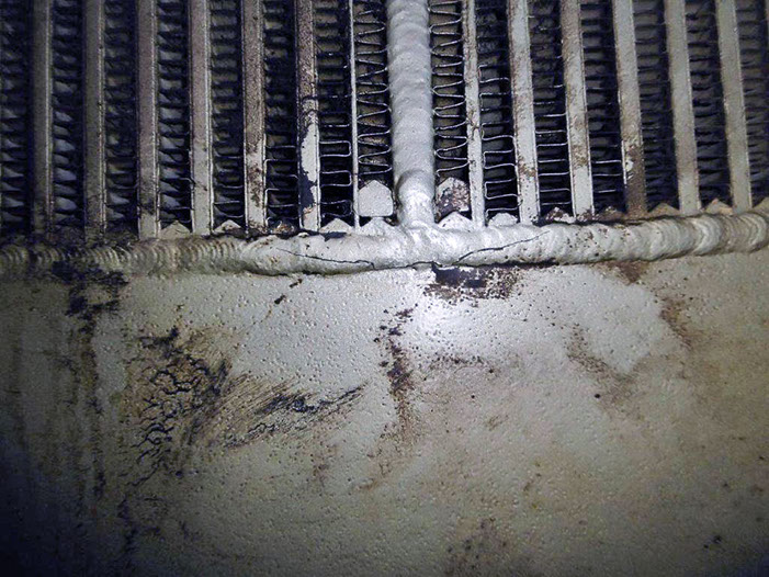 Riss in gepfuschter alter Schweißnaht eines Biogas-Ladeluftkühler