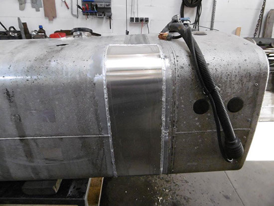 Detailansicht, Lkw-Tank Korrosionsflächen mit möglichen Undichtigkeiten wurden mit angepassten Aluplatten beseitigt