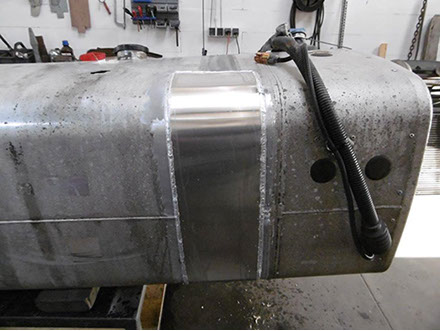 Detailansicht, Lkw-Tank Korrosionsflächen mit möglichen Undichtigkeiten wurden mit angepassten Aluplatten beseitigt