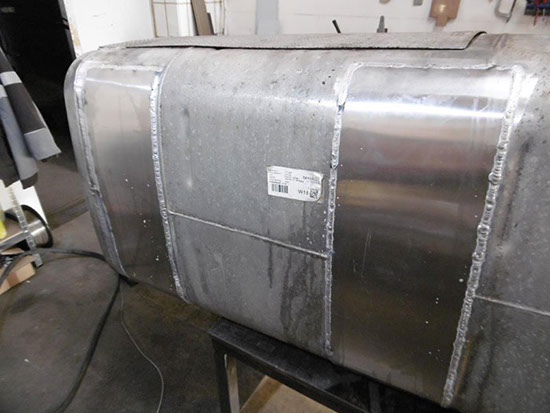 Detailansicht, Lkw-Tank Undichtigkeiten wurden mit angepassten Aluplatten beseitigt