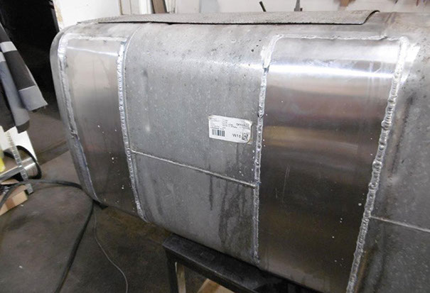 Detailansicht, Lkw-Tank Undichtigkeiten wurden mit angepassten Aluplatten beseitigt