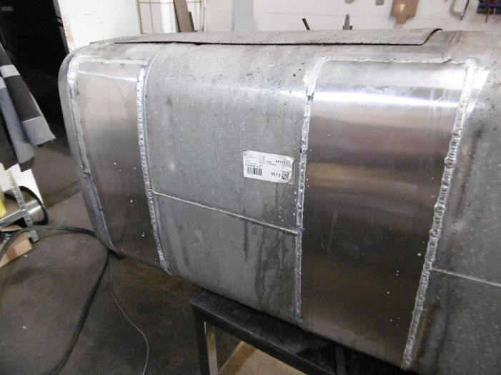 Detailansicht, Lkw-Tank Undichtigkeiten wurden mit angepassten Aluplatten beseitigt