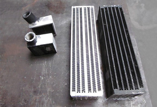 Sammelkästen mit alten und neuen Ölkühlernetz