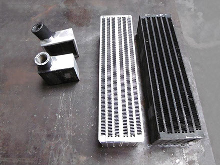 Sammelkästen mit alten und neuen Ölkühlernetz