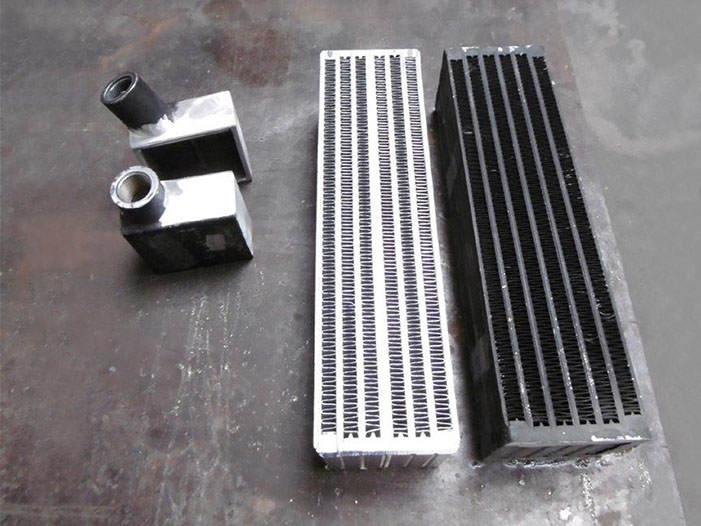 Sammelkästen mit alten und neuen Ölkühlernetz